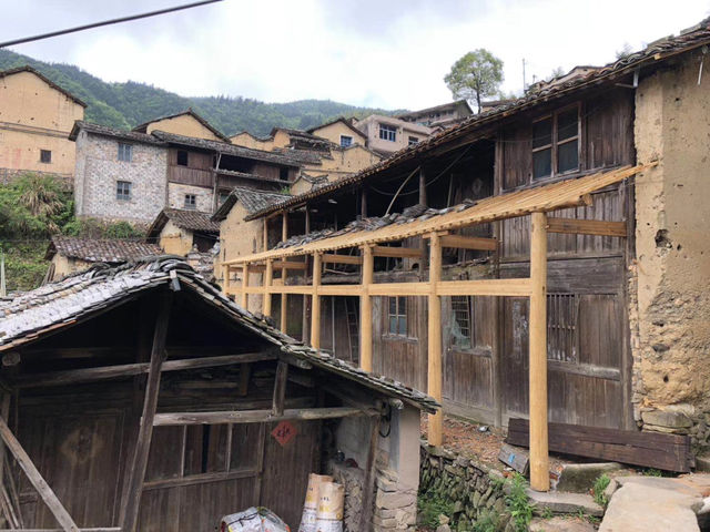黃泥青瓦疊山間
