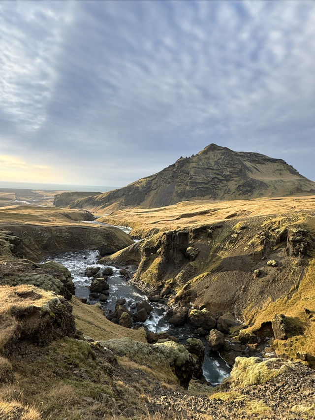 冰島有多層梯級瀑布的斯科加瀑布