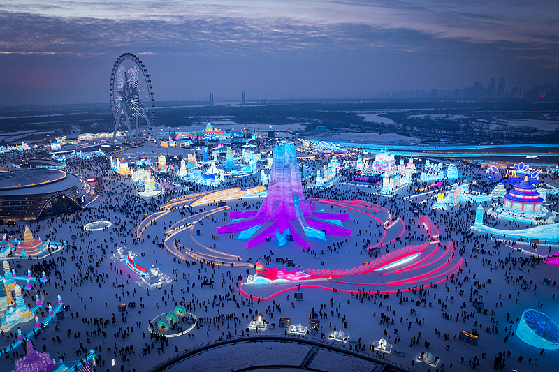 🔥Latest news: Snowmaking started on November 17!
Multiple snow machines operating simultaneously, covering the ground with snow like frosting
These carefully crafted snow grains will soon transform into magical snow sculptures
The first large snow sculpture "Fairy Tale Pony Family" is in preparation🦄
⛄️Snowmakers are monitoring wind direction, temperature, and humidity throughout, precisely adjusting parameters to create the perfect ice and snow texture!

🌟Major upgrades this year, highlights preview
• Expanded scale
The park area reaches 1.2 million square meters, using 400,000 cubic meters of ice and snow, setting a new record!
• New ticketing hall
Fast ticket check lanes, say goodbye to long queues
• Supporting parking lot + entrance plaza
A blessing for self-driving tourists, making travel super convenient
• 5,000㎡ air dome pavilion
Rest + dining + warming all in one, a warm haven in winter
• Snowfield hot spring hotel
Experience the contrast of ice and fire, opening a new option for unique accommodation

🎯Brand new experience projects
• Natural water winter fishing: a quiet winter exclusive fun
• Cross-country skiing: an ice and snow challenge of speed and passion
• Ice and Snow Grand Stage: linked with the Dream Grand Stage in two zones, doubling the performance feast
• Snow football/rugby: exciting matches waiting for you to watch or join!

💡 Travel tips
• Bring a power bank (cold drains battery fast), windproof and warm gear is a must! The park thoughtfully provides warming tents, but the severe northern cold should not be underestimated🧣～
• Follow official information to lock in opening times and ticket details first!
• Recommended for families: small ice slide + ice bike
• Must-try for groups of friends: snow tube drifting + ice bumper cars

This winter, let's head to Harbin Ice and Snow World together, unlocking a dreamy winter carnival in 400,000 cubic meters of ice and snow!❄️👑