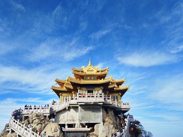 老君仙山，紫氣呈祥