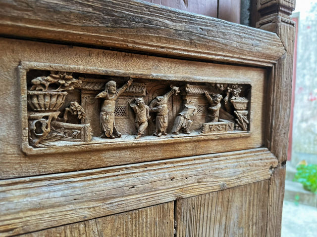 The magic of Thousand Island Lake touches the soul with its serene beauty.