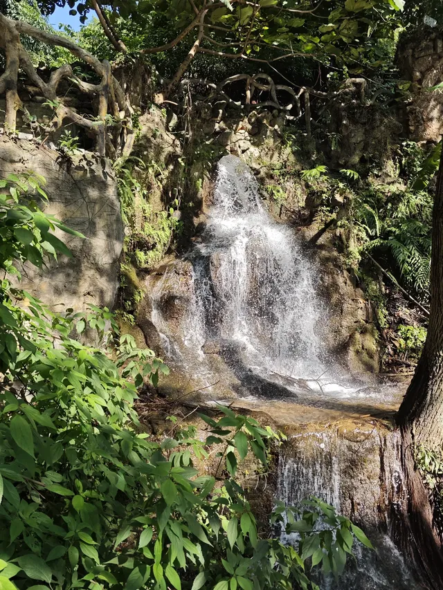 終於來到課本裡的黃果樹瀑布! 終於來到課本裡的黃果樹瀑布!