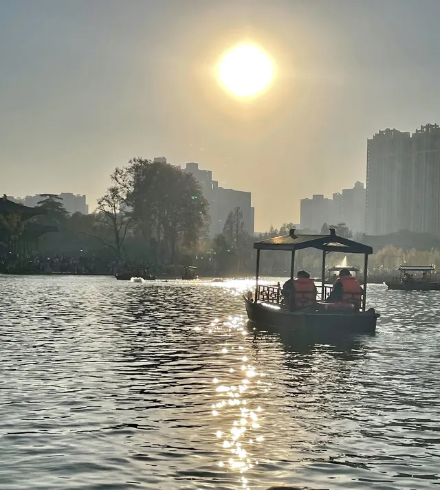西安興慶宮｜在皇家園林裡接住最後一捧銀杏