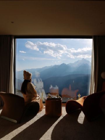 ที่พักสุดมหัศจรรย์บนภูเขาหิมะเหมยหลี่ ที่ซึ่งคุณสามารถนอนลงและชมภูเขาสีทองอร่ามในวันเหมายันได้