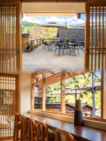 A hidden gem of a guesthouse in a Miao village! Open the window and you'll see the Milky Way falling to earth.