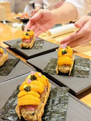 This Sakuragi Chizuru in Xinghai is truly my secret favorite for high-end Japanese cuisine!
Every time I visit, I make sure to book a counter seat! Watching the chef slice and prepare everything is a seamless, ritualistic experience. Sea urchin lovers should definitely order the full sea urchin feast—it's so fresh I want to move into the restaurant!
✅ Sakuragi special 10-variety sashimi platter
Enjoy 10 types of fresh, seasonal sashimi all at once. Each piece has a fresh, translucent sheen and the perfect amount of marbling, with that natural, sweet flavor from the deep sea—it's incredibly fresh.
✅ Fresh sea urchin sashimi
The freshly opened sea urchin is as golden as a little sun, with roe so thick it's about to overflow. Take a big spoonful—it's like eating ice cream made of sea breeze, so fresh it makes you close your eyes in delight.
✅ Special 8-piece nigiri sushi
The chef's 8-piece nigiri, handmade to order, has perfectly balanced vinegared rice. Each piece is paired with different seafood, wrapped in a subtle rice aroma, with the fat and rice fused perfectly—I couldn't stop eating them.
✅ Salmon roe and sea urchin rice bowl
Topped with a thick layer of sea urchin and piled high with plump salmon roe. Once mixed, every grain of rice absorbs the savory, sweet juices. The moment the roe pops in your mouth, mixed with the creaminess of the sea urchin—it's so delicious I wanted to scrape the bowl clean.
✅ Sankou Zhuwei · Dalian purple sea urchin hand-held sushi
This nigiri is made specifically with local Dalian purple sea urchin. It's exquisitely shaped like a small piece of art, and the local sea urchin has an even richer, sweeter flavor. Every bite is filled with the unique taste of the Dalian sea.
📍 Sakuragi Chizuru · Japanese Cuisine · Seafood Rice Bowl (Xinghai Branch)