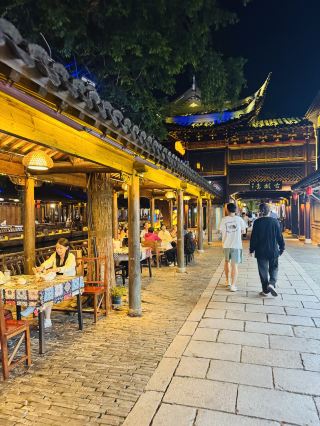 Finally made it to the poetic Jiangnan night tour I've been dreaming of!
Who says water town nights only have quiet evening breezes?
Nighttime in Zhouzhuang takes the atmosphere and fun to the next level. With brilliant lights, non-stop performances, and NPCs interacting everywhere, the whole day was full of surprises, and the night view is truly beautiful~
Especially the nightly Water Lantern Festival, where 4 major themed lantern zones light up, capturing the romantic night view of the entire water town!
The entire streets, alleys, and canals are filled with shimmering lights, making every step feel like a scene from an ancient painting.
🌙 Nanhu · Huanyue Lantern Zone
The star attraction of the night view! Moonlight, lantern shadows, and bridge reflections blend together, paired with the 4 nightly Nanhu Bay water curtain light shows~ Immerse yourself in the ultimate romance of the moon reflecting on Jiangnan.
It's not just the stunning lantern views! Zhouzhuang's nighttime activities are truly abundant 🎭
The immersive play "Only in Zhouzhuang" is full of atmosphere. A 70-minute live-action performance vividly recreates Song Dynasty market life and historical stories, allowing you to immerse yourself in the unique charm of Jiangnan~
The streets are bustling with non-stop activity.
Period-costumed NPCs are everywhere, and you can encounter ladies with flower hairpins and martial arts heroes at every turn.
You can interact, take photos, recite poetry, and chat at any time, immersing yourself in the elegant charm of the Song Dynasty.
There is also the Nanhu Autumn Moon live-action performance at night~
The NPC performer's dance is so beautiful~
Stroll through the ancient town during the day to experience the vibrant culture and spirit of Jiangnan.
Take a night tour through the sea of lights, and immerse yourself in the Song-style Jiangnan.
A poetic hidden gem deep in Suzhou, it's truly worth the trip 🌉
         