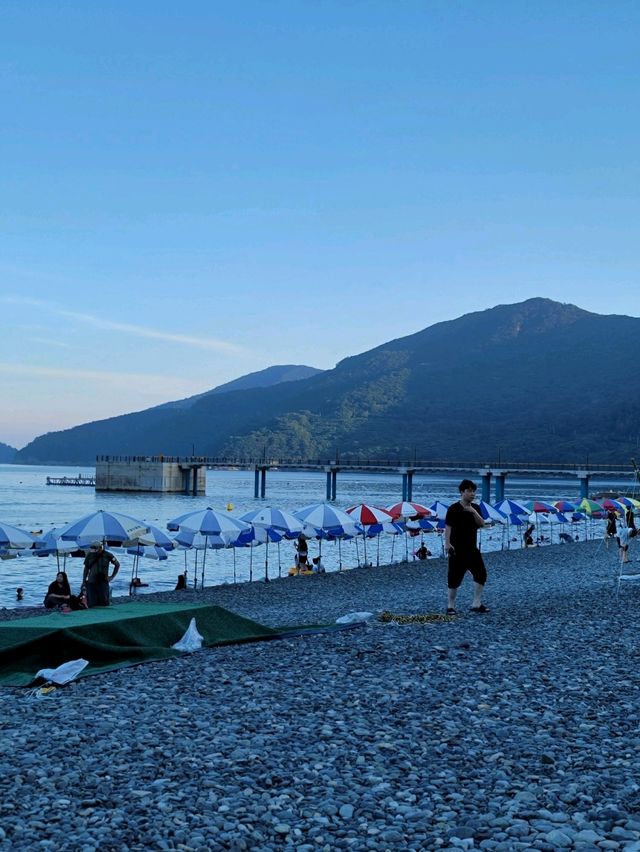 수변전망대가 있어서 산책하기 좋은 흑진주몽돌해변🩵