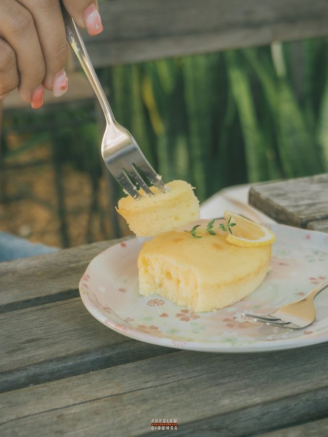คาเฟ่ลับริมทะเลสาบในเชียงใหม่