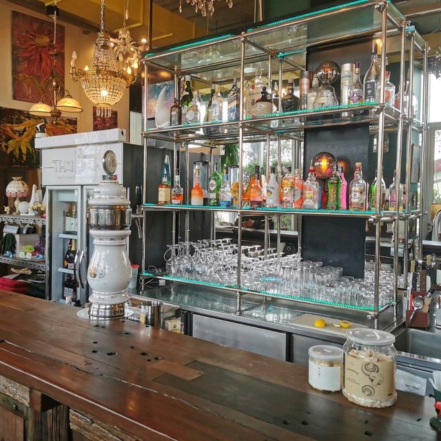 Thai Baht Art Antique and Bistro ร้านสุดเกร๋ 