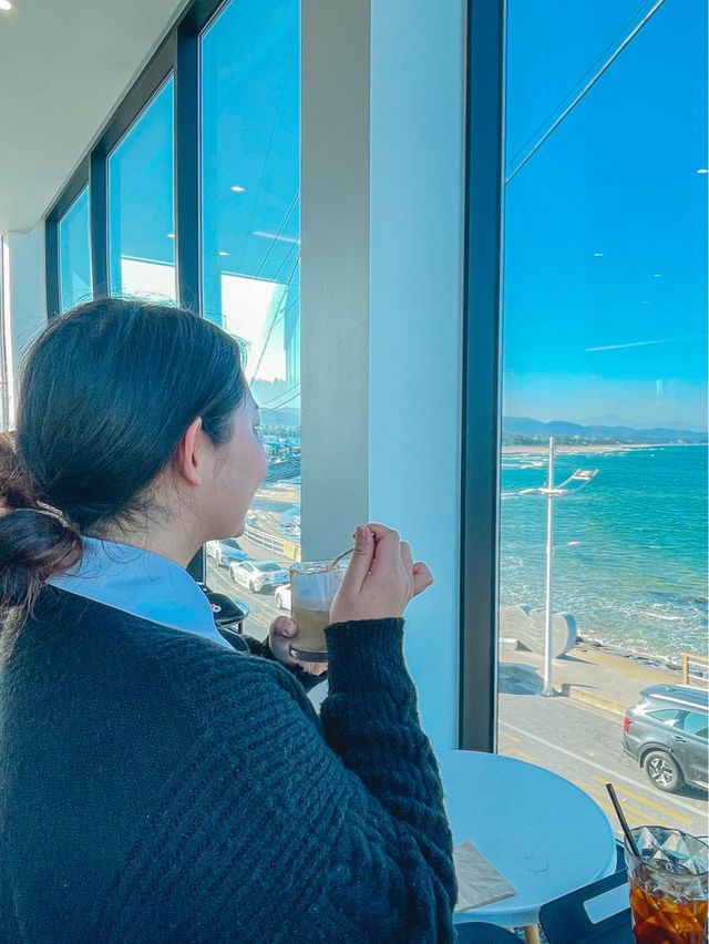 앉아서 소돌해변을 바라볼 수 있는 카페 ‘소돌엔’