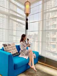 鄰近古蹟、位置方便、藍色發光磨砂玻璃樓梯的香港特色打卡酒店