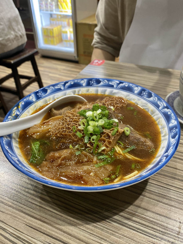 📍台北東區世一牛肉麵👍🏻必飲雞湯😋一併去埋cutecute風手搖飲品店😍