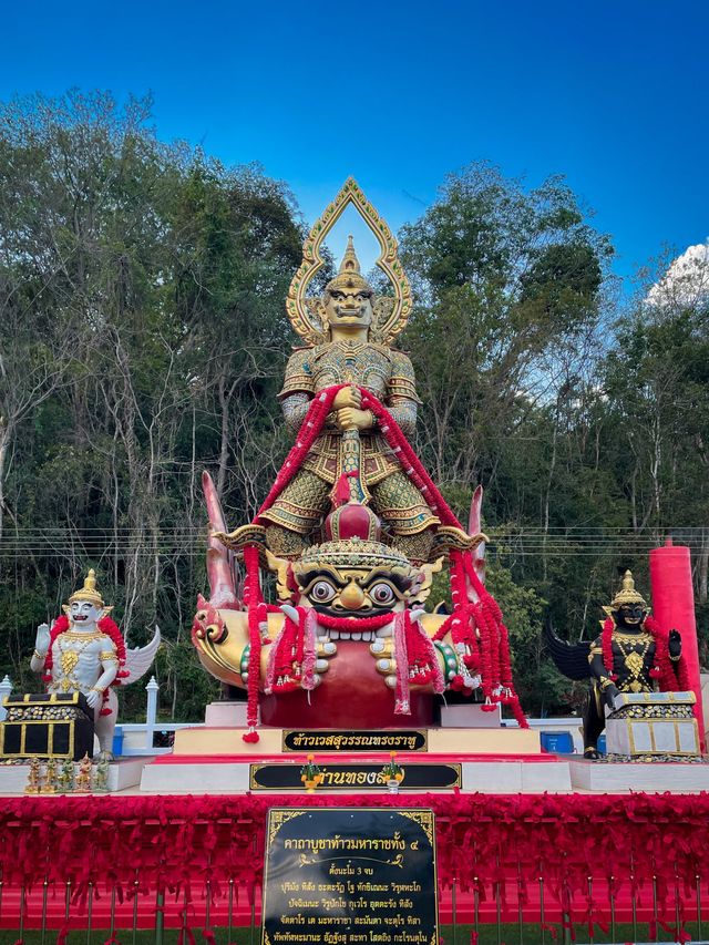ท้าวเวสสุวรรณ วัดเขาช่องลม จ.ชลบุรี