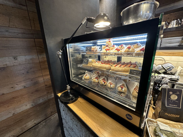 東京・門前仲町。『MONZ CAFE』の苺アンドック