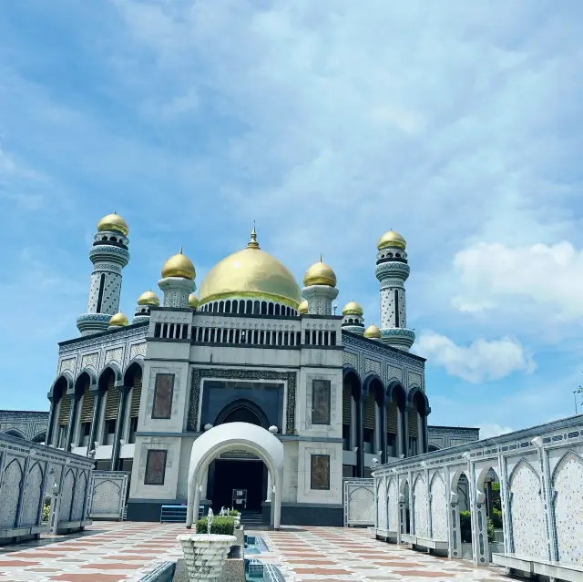 Golden dome mosque Brunei 