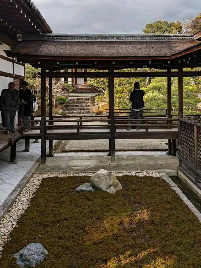 世界遺産【仁和寺】のニ王門は、２体の金剛力士像達に護られている