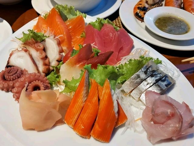 บุฟเฟต์มื้อเย็นสุดอลังที่โรงแรม The Emerald