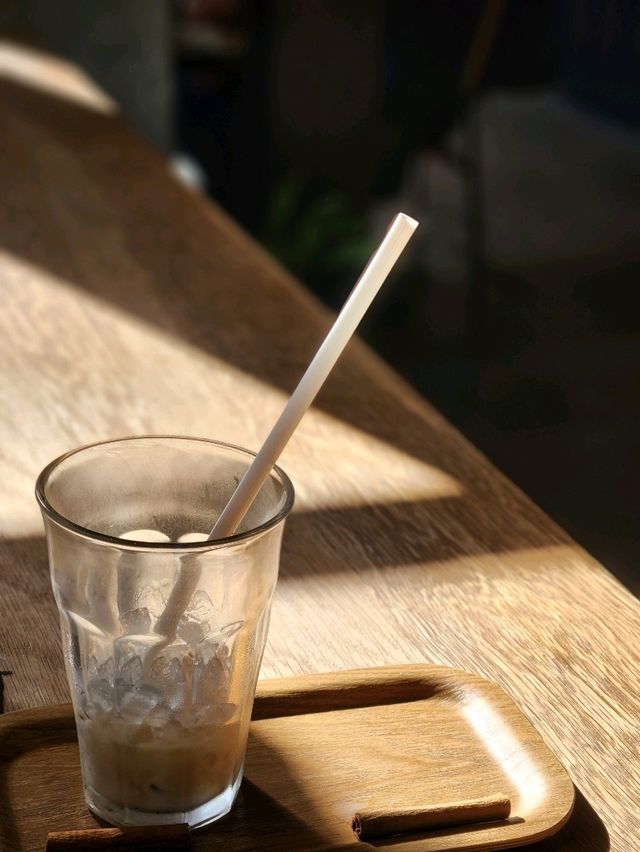 햇살이 가득 들어오는 로스터리 카페, 스트럿커피