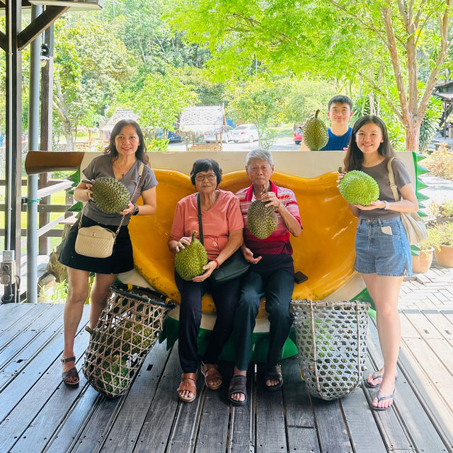 🌳 Family gatherings with largest DURIAN in 🇲🇾!