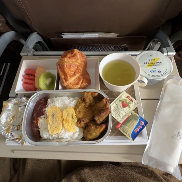 6時間飛行の中、食べすぎ問題✈︎