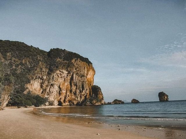 หาดสวย น้ำทะเลใส ทรายนุ่ม @หาดไร่เลย์ กระบี่