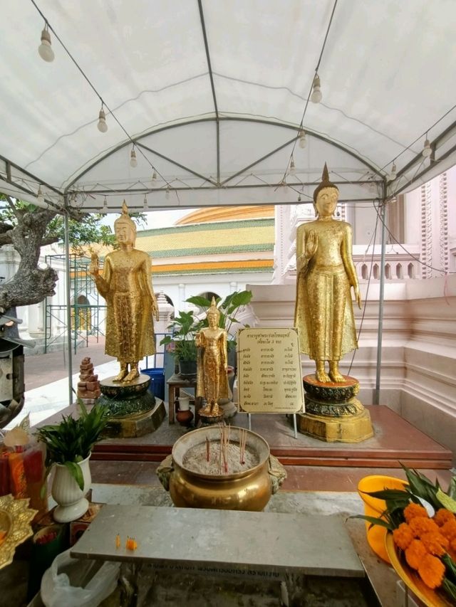 องค์พระปฐมเจดีย์เด่นเป็นสง่า