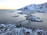 《小島》【挪威羅弗敦群島】翠綠山巒、紅色漁屋，絕佳攝影之選
