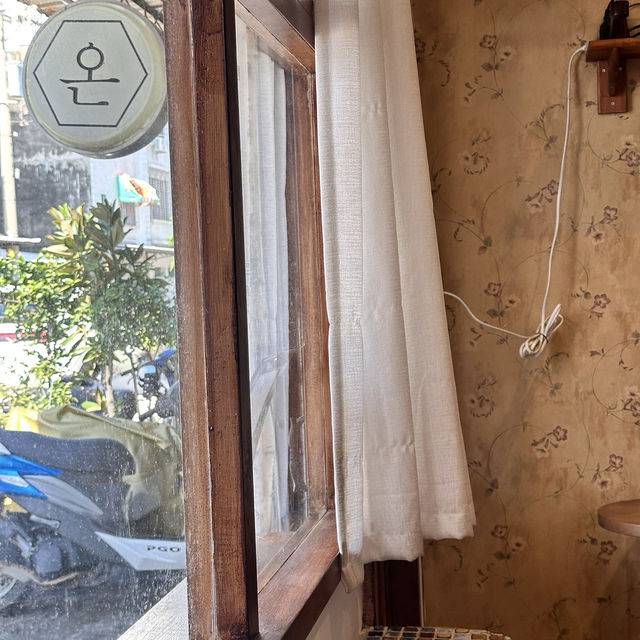 台南｜溫點온점。復古韓式咖啡廳來一杯咖啡配不甜的韓式馬卡龍