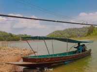 นั่งเรือมาถ่ายรูปกับสะพานของน้องน้ำกับพี่โชน