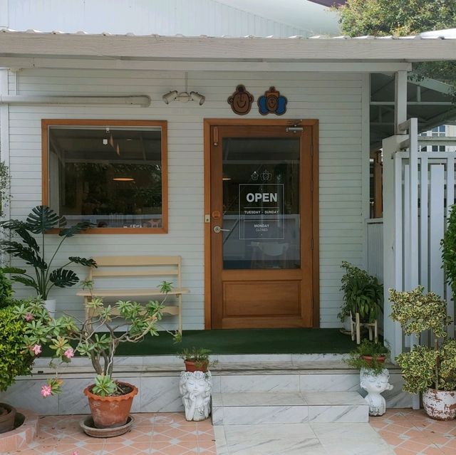 คาเฟ่เล็กๆ สไตล์โฮมมี่ ในหมู่บ้านเมืองทอง 1 