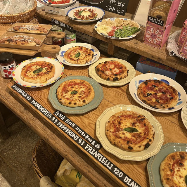 【韓国】可愛いサイズのピザやパン、ドーナツ、クロッキー、グリークヨーグルトなどデザートの種類がとっても豊富なカフェ