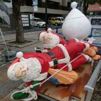 たくさんのサンタクロース！「天神クリスマスマーケット」