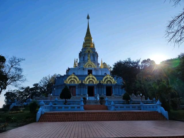 พระบรมธาตุเจดีย์ ตั้งอยู่บนยอดดอยสูงสุดของแม่สลอง