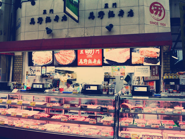 大阪黑門市場的美食之旅：味蕾的震撼🌟