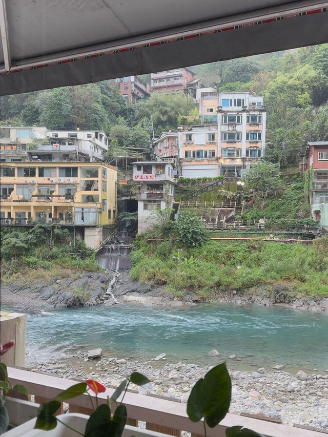 Retro Meal by the River in Wulai Old Street