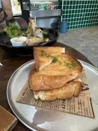 清邁特色cafe ☕️嘆芝士煙肉厚切牛油多士🥪