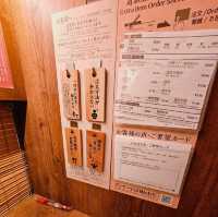 【沖繩】獨特的個人座位設計與專注於豚骨湯頭的匠心而聞名。