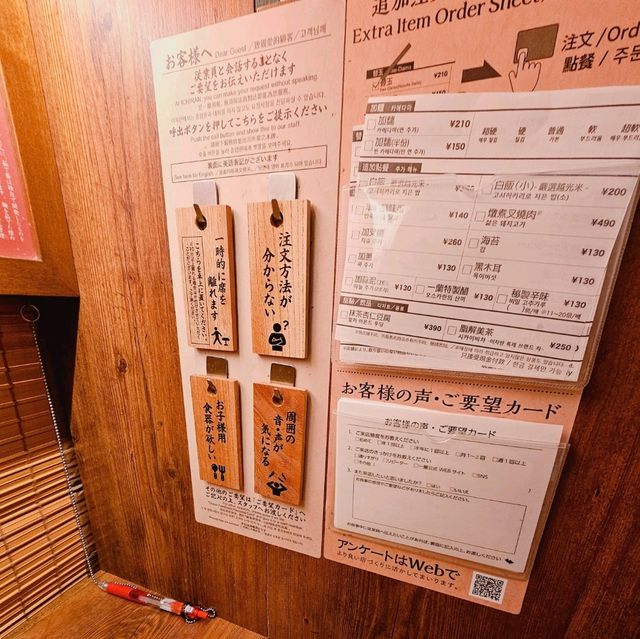【沖繩】獨特的個人座位設計與專注於豚骨湯頭的匠心而聞名。
