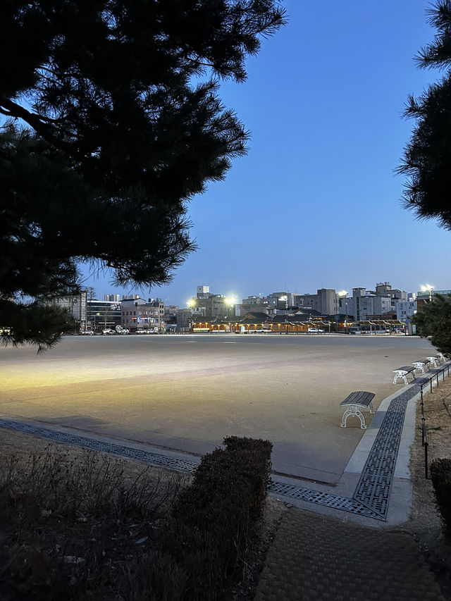 화성행궁의 웅잠함을 배경으로 다양한 문화행사가 펼쳐지는 화성행궁 광장🇰🇷
