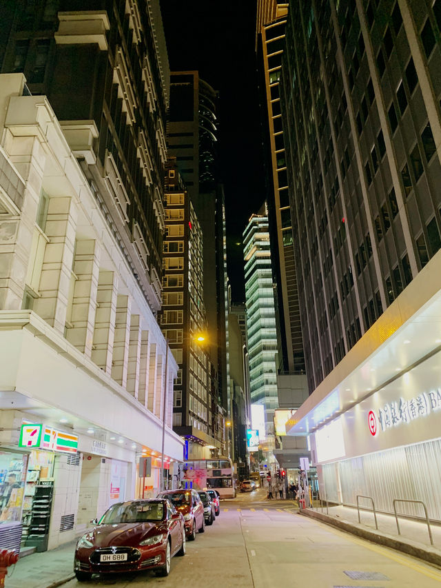 Central Hong Kong: A Night of Contrasts and Neon Glow 🌃✨