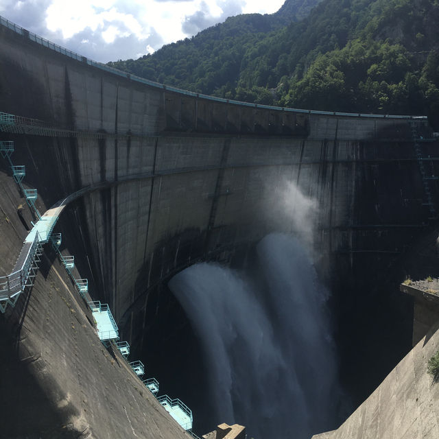 【黒部ダム】圧巻の放水と絶景を体感！