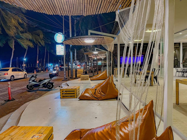 เป็นทั้ง คาเฟ่ และร้านอาหาร บางแสนที่นั่งชิลมาก