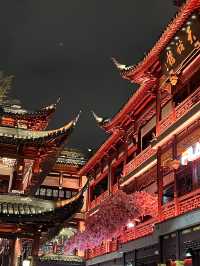 Golden lights, ancient sights—Yu Garden at its most enchanting! ✨ 🏮