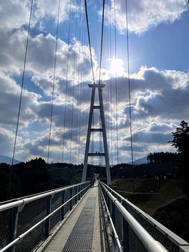高聳入雲的九重夢大橋，飽覽鳴子川溪谷瀑布