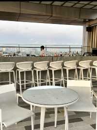 Relaxing at Okura Manila’s Pool Bar🍹