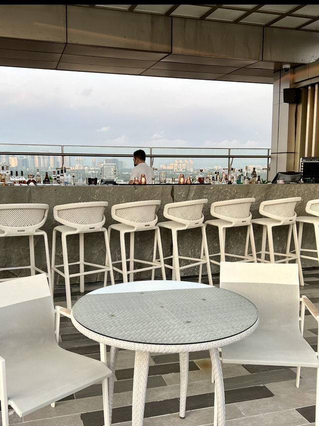 Relaxing at Okura Manila’s Pool Bar🍹