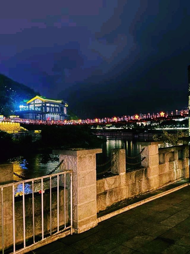 中國貴州遵義市著名景點：茅台渡口紀念碑，適合打卡拍照。