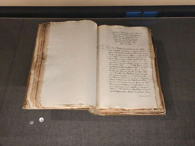 [🇨🇭ザンクト・ガレン] 修道院図書館の展示室で中世の書物と対話する