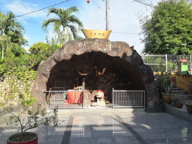 Black Dragon Cave Temple: Stairs, Secrets & the Best Yong Tau Foo in Town🐉🏯